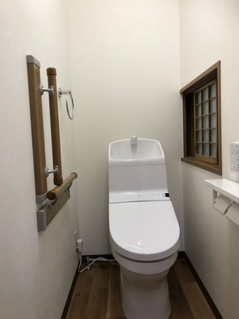 昔ながらの小便器付き和式トイレを広々ゆったり空間に