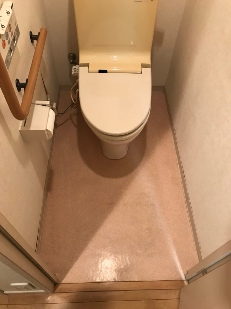 デザインクロスでオシャレなトイレに