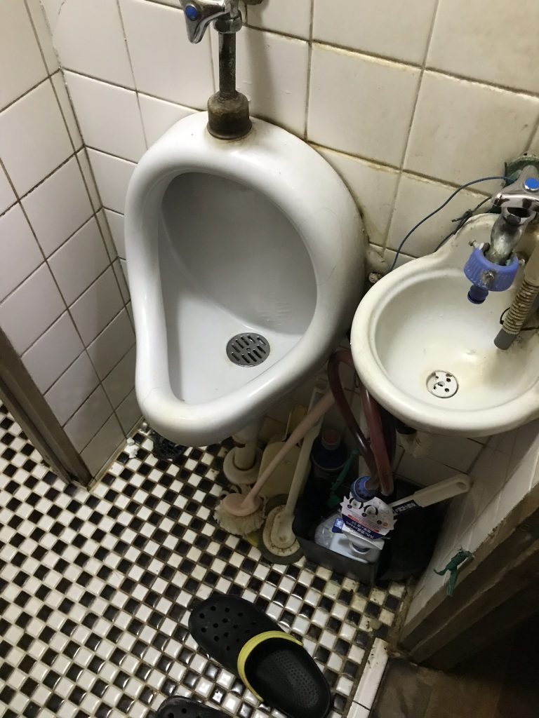 昔ながらの小便器付き和式トイレを広々ゆったり空間に