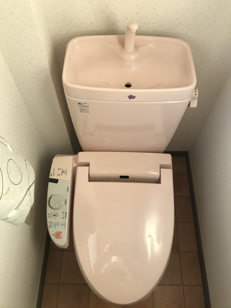 パネル施工で清潔感・清掃性に優れた高級感のあるトイレに