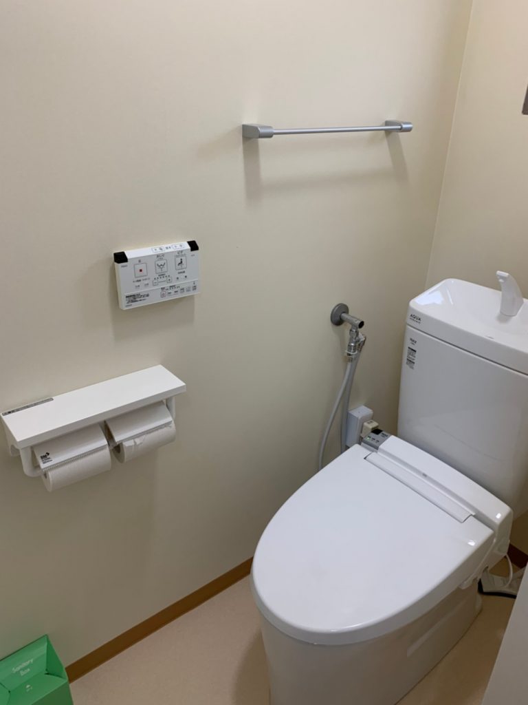 病院トイレ交換工事2箇所(お客様、職員用)