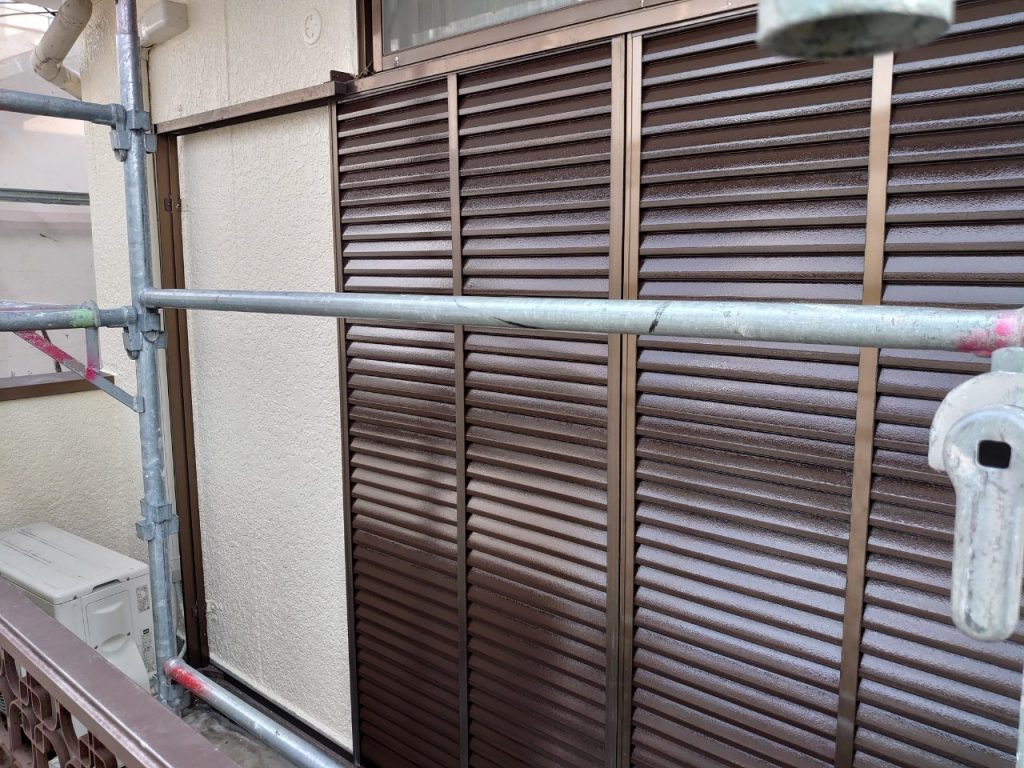 伸びているツタの撤去　屋根外壁塗装工事大阪市東成区