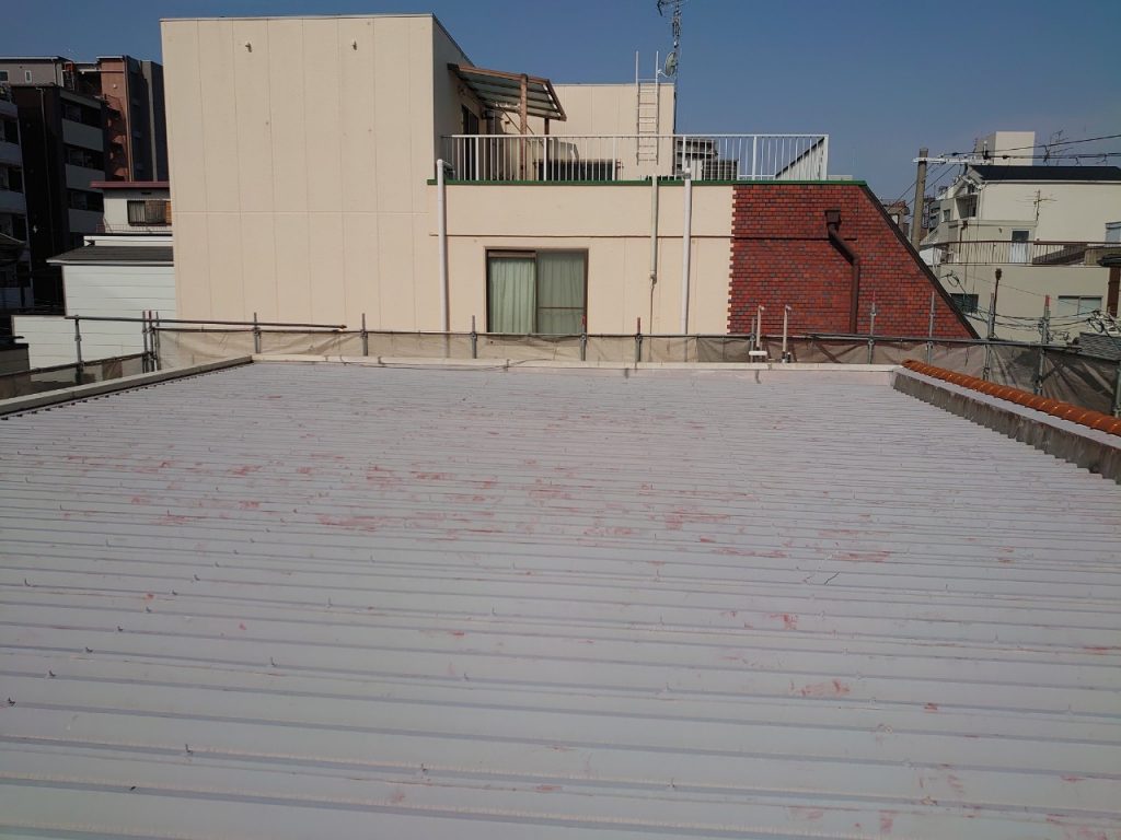 伸びているツタの撤去　屋根外壁塗装工事大阪市東成区